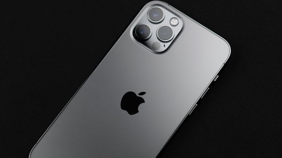 apple-likely-to-introduce-bigger-cameras-for-its-vanilla-iphone-15-trims-report